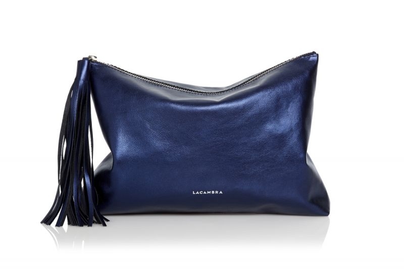 Bolso piel azul metalizado clutch con borla Lacambra